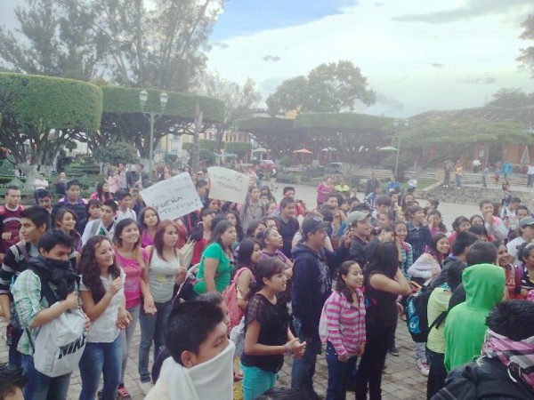 "¡Fueraaa Televisa!", "Lárguense de Comitán", proclamaron estudiantes. Foto: Fredy Martín Pérez