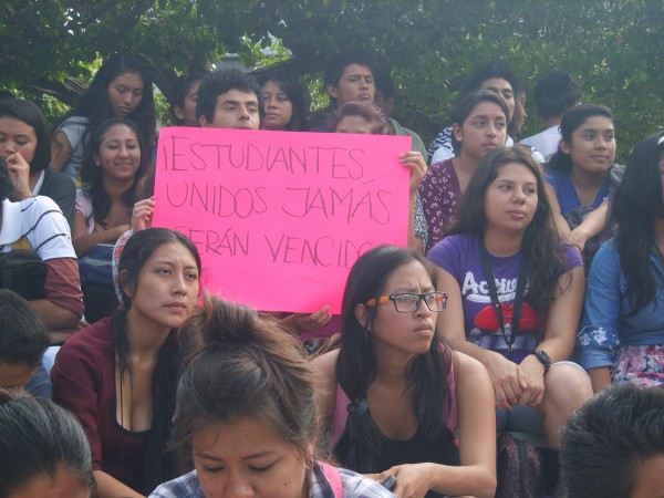 Alumnos de la UNACH cerraron las instalaciones de Ciudad Universitaria la noche del martes. Foto: Cortesía Chiapas PARALELO