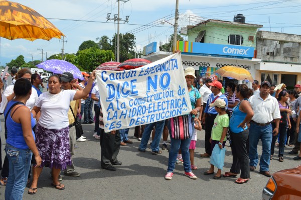 Campesinos marchan y bloquean carretera para exigir no se permita construcción de hidroeléctricas. Foto: Cesar Rodríguez/Chiapas PARALELO