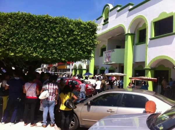 La presidencia municipal de Huixtla, tomada por maestros y padres de familia. Foto: Chiapas PARALELO