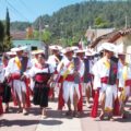 Jóvenes, niños y niñas no pueden asistir a la escuela cuando el único medio de transporte sigue siendo el que tenían hace 500 años, recorriendo a pie hasta 8 kilómetros a por veredas y caminos. Foto: Cortesía/Chiapas PARALELO