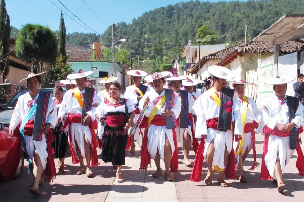 Jóvenes, niños y niñas no pueden asistir a la escuela cuando el único medio de transporte sigue siendo el que tenían hace 500 años, recorriendo a pie hasta 8 kilómetros a por veredas y caminos. Foto: Cortesía/Chiapas PARALELO