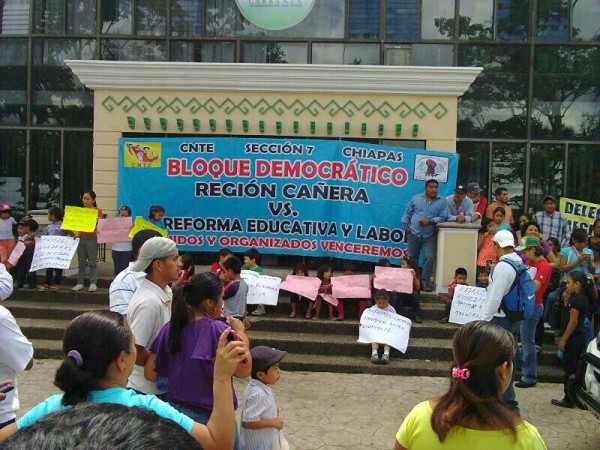 En Venustiano Carranza, maestros cerraron la alcaldía con el apoyo de padres de familia. Foto Chiapas PARALELO