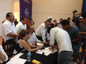 Estudiantes firman la minuta de acuerdos