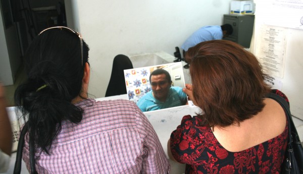 Unas 24 mujeres acudieron el lunes 30 a identificar y denuncia al taxista asaltante de Tuxtla. Foto: Isaín Mandujano/Chiapas PARALELO