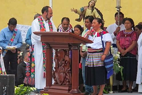 Samuel Ruiz García y aprendió a hablar los idiomas de las comunidades, comenzó a darse parte de la misa en lenguas indígenas hace más de 20 años. Foto: Chiapas PARALELO
