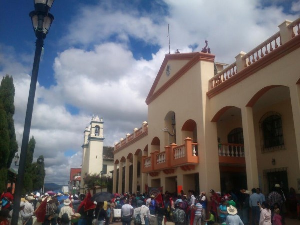 Padres de familia, maestros y alumnos tomaron la presidencia municipal en Las Margaritas. Foto @ramirovelt/Chiapas PARALELO