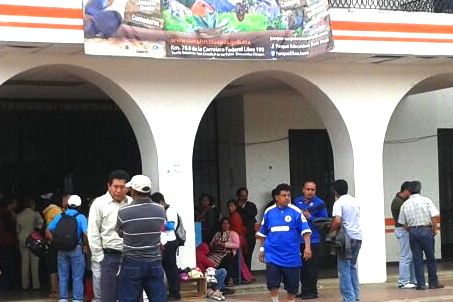 Trabajadores al servicio del gobierno de Chiapas denunciaron que no les pagaron la quincena de octubre, y otras prestaciones. Foto: Carlos Hererra