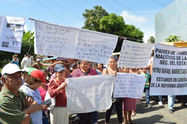 Este 2 de octubre diversos sectores se congregaron para protestar contra las reformas estructurales del presidente Enrique Peña Nieto. Foto: Cesar Rodríguez/Chiapas PARALELO
