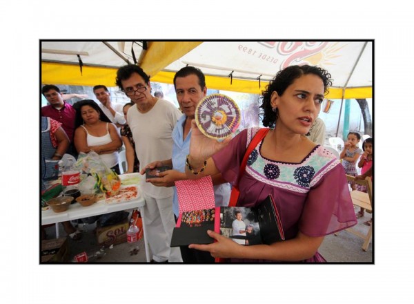 Aurora Oliva y Fernando Híjar durante la entrega de  los disco compactos de música zoque. Foto: René Araujo