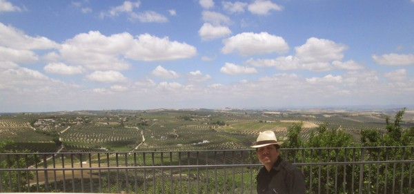 Paisaje vinicola en Montilla, España y el autor.