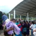 Mujeres de Rayón bajando de vehículos oficiales para participar en una manifestación para pedir el regreso a clases: Foto: Saúl Kak