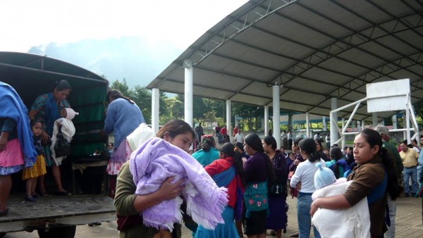 Mujeres de Rayón bajando de vehículos oficiales para participar en una manifestación para pedir el regreso a clases: Foto: Saúl Kak