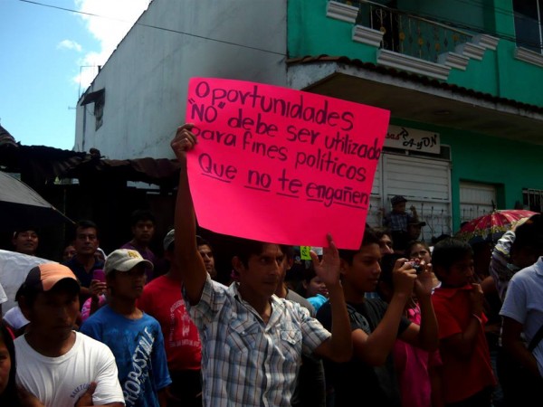 Aspecto de una d elas dos marchas que se llevaron a cabo el lunes 14 en el municipio de Rayón. Foto: Saúl Kak