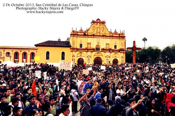 Mitin de maestros, padres de familia, normalistas y universitarios en San Cristóbal de Las Casas. Foto Hackky Nájera/Chiapas PARALELO