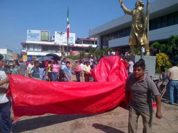 Maestros y maestras instalaron un campamento hoy frente al palacio municipal de Tapachula. 