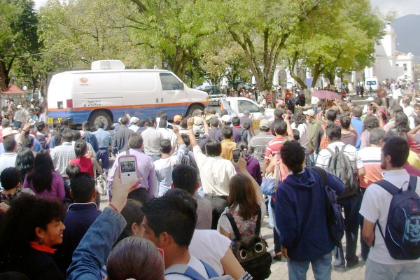 Personal de Televisa prohibió el paso en varias cuadras de San Cristóbal para que actores pudieran grabar con "tranquilidad". Foto Amalia Avendaño.