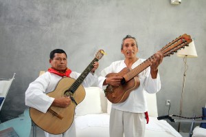Don Cecilio Hernández en la guitarra y Benito Aquino en la jarana