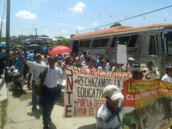 Marcha en Escuintla de maestros y padres de familia. 