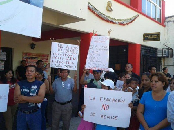 Protesta de padres de familia ty maestros en Escuintla. Foto Chiapas PARALELO