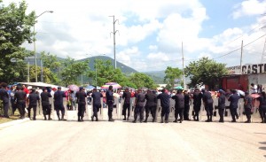 Policías Estatales bloqueando para que maestros no bloquearan La Pochota. Foto: Isaín Mandujano/Chiapas PARALELO