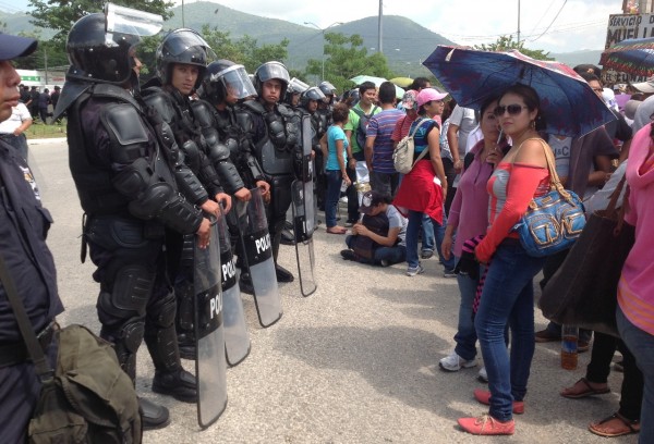 Maestras frente a una valla de policías antimotines en el tramo de La Pochota de Tuxtla Gutiérrez. Foto: Isaín Mandujano/Chiapas PARALELO