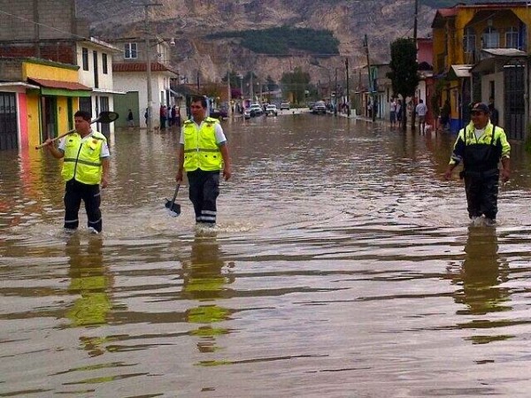 La basura y lodo que tienen  alcantarillas y los lechos de los arroyos provocaron las inundaciones. Foto: Amalia Avendaño