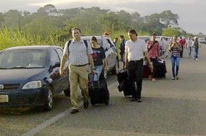 Pasajeros deben caminar 3 kilómetros para llegar al aeropuerto. Foto: Isaín Mandujano/Chiapas/Paralelo