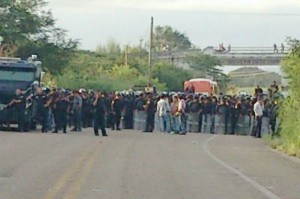 Policías instalaron dos retenes en el camino al aeropuerto. Foto: Isaín Mandujano/Chiapas PARALELO