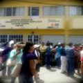 En Comitán maestros mantienen tomada instalación de la SEP, para exigir al gobierno del estado su pago correspondiente a la quincena del 30 de septiembre. Foto: Fredy Martín