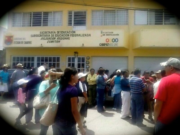 En Comitán maestros mantienen tomada instalación de la SEP, para exigir al gobierno del estado su pago correspondiente a la quincena del 30 de septiembre. Foto: Fredy Martín