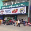 Estudiantes normalistas tomaron el edificio Valanci, sede de un grupo de radiodifusoras del empresario y diputado federal plurinominal del PRI, Simón Valanci Buzali. Foto: Isaín Mandujano/Chiapas PARALELO