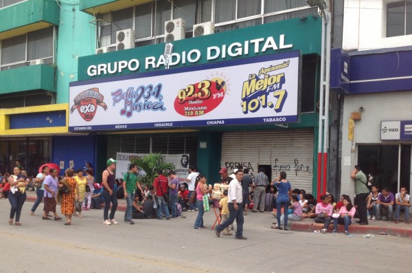 Estudiantes normalistas tomaron el edificio Valanci, sede de un grupo de radiodifusoras del empresario y diputado federal plurinominal del PRI, Simón Valanci Buzali. Foto: Isaín Mandujano/Chiapas PARALELO