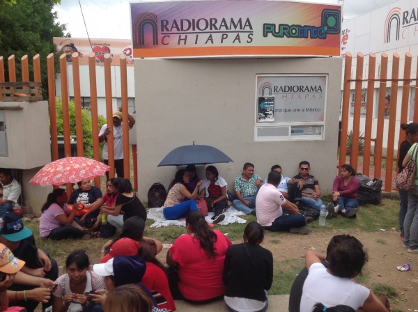 Maestros y normalistas tomaron el Grupo Radiorama en Tuxtla. Foto: Isaín Mandujano/Chiapas PARALELO