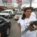 Mujeres trabajadores de la SEDEM repartieron flores, bolsas de mandado, trípticos y "felicitaciones" en el  Día Internacional de la Eliminación de la Violencia contra las Mujeres