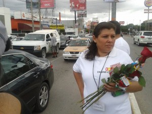 Mujeres trabajadores de la SEDEM repartieron flores, bolsas de mandado, trípticos y "felicitaciones" en el  Día Internacional de la Eliminación de la Violencia contra las Mujeres