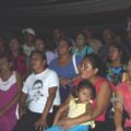 Hombres, mujeres y niños de la comunidad Linda Vista, esperan este martes que las autoridades de Protección Civil se reunan para evaluar los riesgos. Foto Daniel Vázquez/Chiapas PARALELO