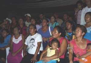 Hombres, mujeres y niños de la comunidad Linda Vista, esperan este martes que las autoridades de Protección Civil se reunan para evaluar los riesgos. Foto Daniel Vázquez/Chiapas PARALELO