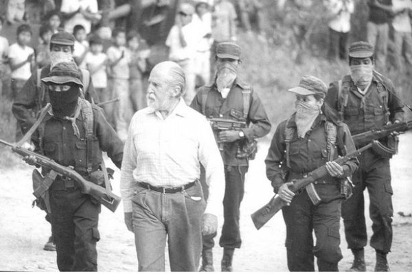 Absalón Castellanos custodiado por integrantes del EZLN. Foto: Archivo Hemeroteca de la UNAM