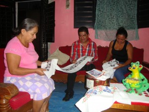 Doña Alicia mostrando sus bordados. 