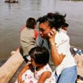 Muchas mujeres cruzan la frontera acompañadas de sus hijos. La mayoría entra en balsas por el río Suchiate. Foto: Osiris Aquino/ Chiapas PARALELO.