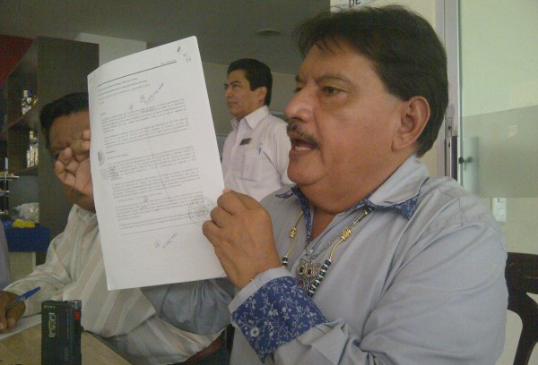 Presenta el abogado Horacio Culebro Borrayas, la documentación que entregó la Auditoría Superior de la Federación a la PGR y el juez federal de la causa contra Sabines: Foto: Isaín Mandujano/Chiapas PARALELO