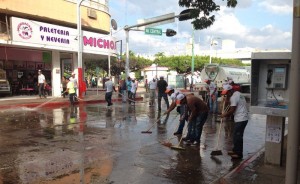 Con varias pipas de aguas lavaron el centro de Tuxtla. Foto: @GusMx2/Chiapas PARALELO