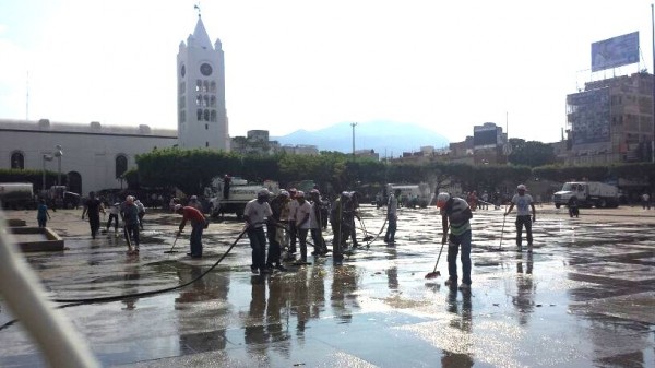 Tras levantar el plantón magisterial, el ayuntamiento tuxtleco informó que para lavar la plancha del Parque Central "se utilizaron 200 kilos de jabón; 200 litros de cloro; seis pipas de agua, 300 kilos de bolsas y 100 cepillos". Foto: @GusMx2/Chiapas Paralelo 