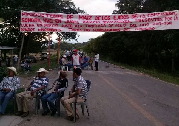 Bloqueo de campesinos que reclaman  se les pague 5 mil pesos por tonelada de maíz y no los 2mil 600 pesos que les ofrecen. Foto: Archivo Chiapas PARALELO