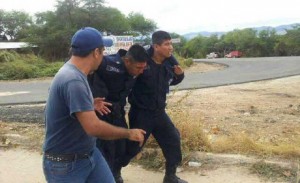 Al menos 10 policías estatales resultaron descalabrados por las piedras y palos que les lanzaron los campesinos. Foto: Cortesía