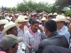 Los maiceros dialogaban con funcionarios estatales a media carretera, pero minutos después se lanzaron palos, piedras y gases lacrimógenos los labriegos y los uniformados. 