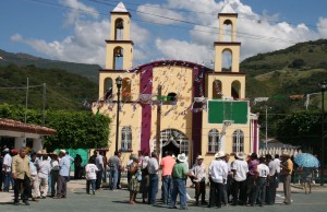 Campesinos excepticos con que la CFE cumpla con lo prometido, porque aún tiene pendientes con la primera presa. Foto: Isaín Mandujano/Chiapas PARALELO. 