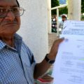 Campesinos avalan construir la quinta presa hidroeléctrica en Chiapas: Chicoasén II Don Avisaín Solís López exhibe documentos firmados por la CFE en los que se comprometió en 1985 pagar unas tierras afectadas con Chicoasén I y hasta la fecha no cumple. Foto: Isaín Mandujano/Chiapa PARALELO