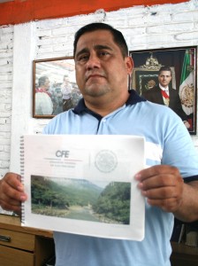 El alcalde Armando Estrada Herrera exhibe la carpeta con las especificaciones técnicas del proyecto de Chicoasén II. Foto Isaín Mandujano/Chiapas PARALELO